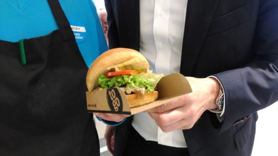 Verse hamburgers langs snelweg bij AH to Go