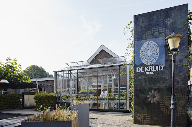 Peter Lute opent De Kruidfabriek