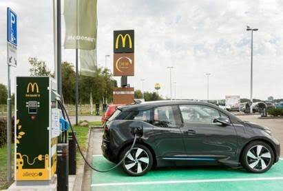 Auto opladen bij McDonald´s Schiphol Noord