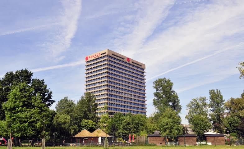 Midgetgolfen op 85 meter hoogte bij Ramada Amsterdam