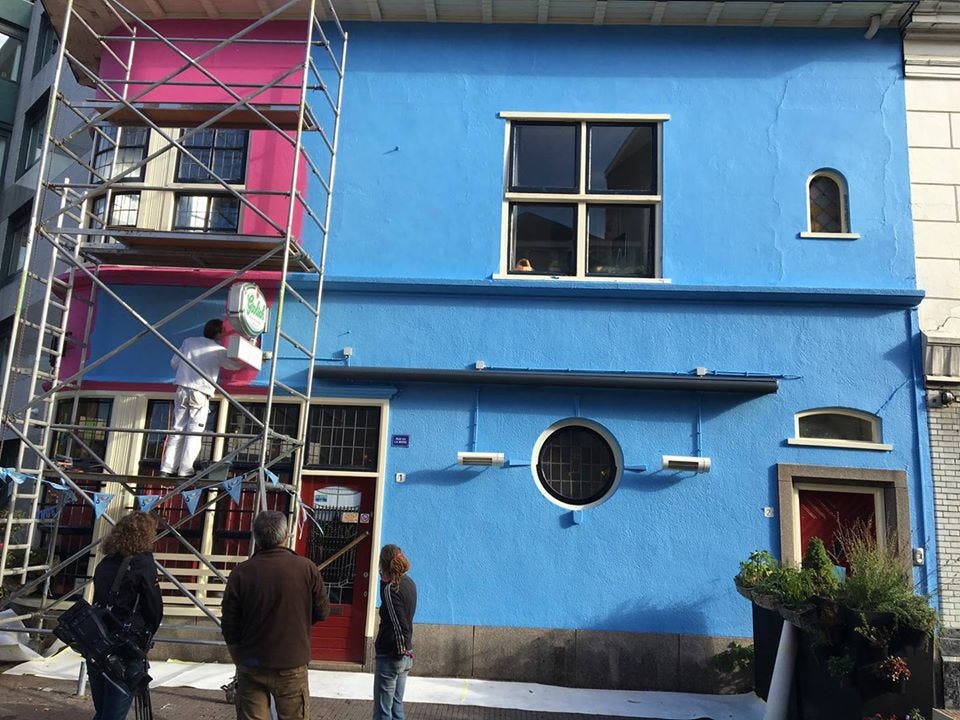 Arnhems Giro-roze café is nu 'Airborne-blauw'