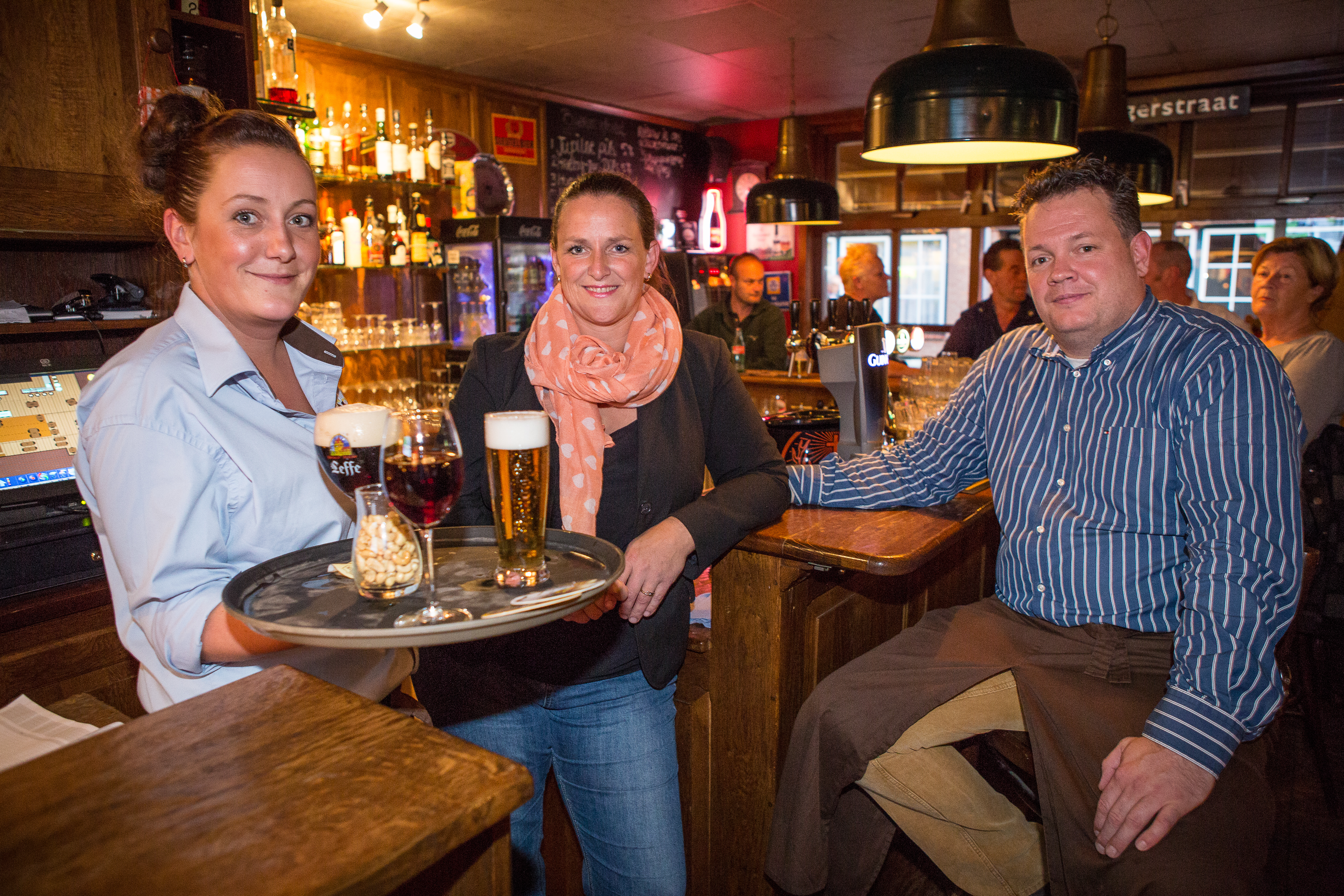 204233 Café Salud Scharendijke. vlnr Jacquelien van der Ven (31), Gwen Nooteboom (40) en Maurice van Goudoever (42)