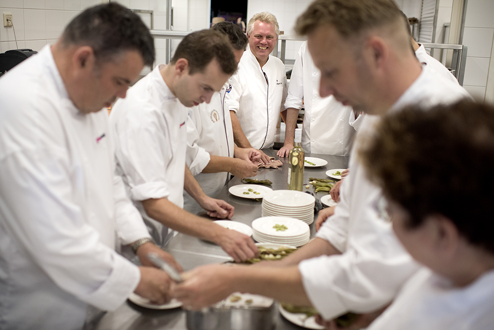 Albert Kooy kijkt toe in de keuken