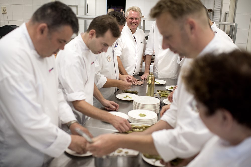 Albert Kooy kijkt toe in de keuken
