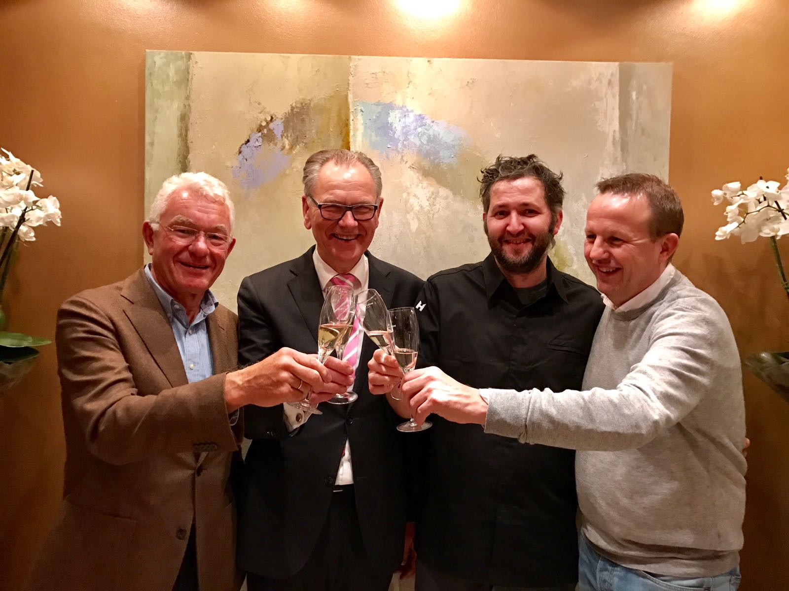 V.l.n.r. Cees Helder, Peter Bruins, Menno Post en Dennis Kuipers. Post is geslaagd voor SVH Meesterkok.