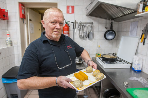 Willen Barneveld maakt zelf zijn snacks in de kleine keuken van zijn bedrijf.  Beeld: foto Hissink