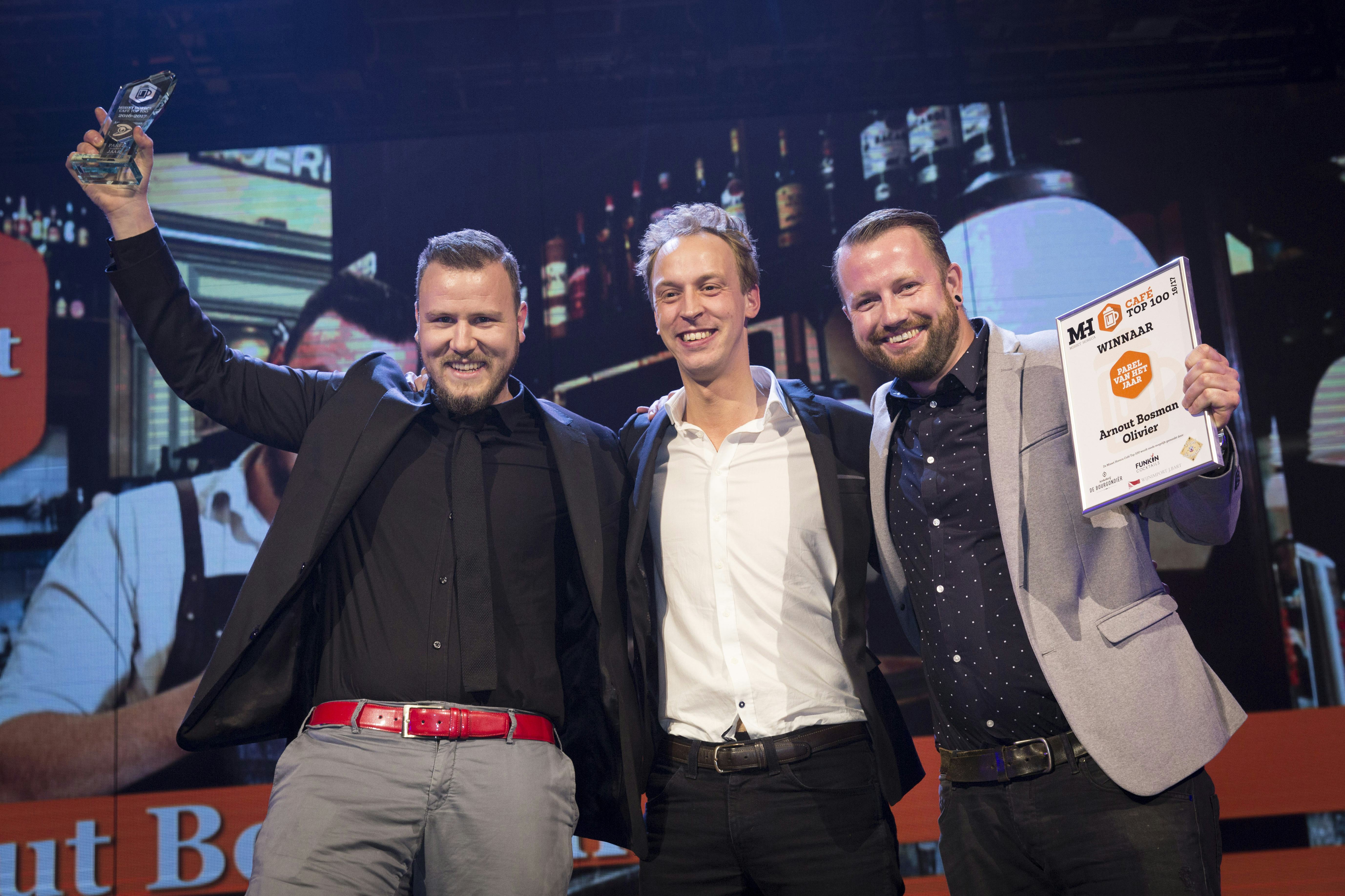 Vlnr: Arnout Bosman, Jacob Andela en bedrijfsleider Johan Schmit. Foto: Koos Groenewold.