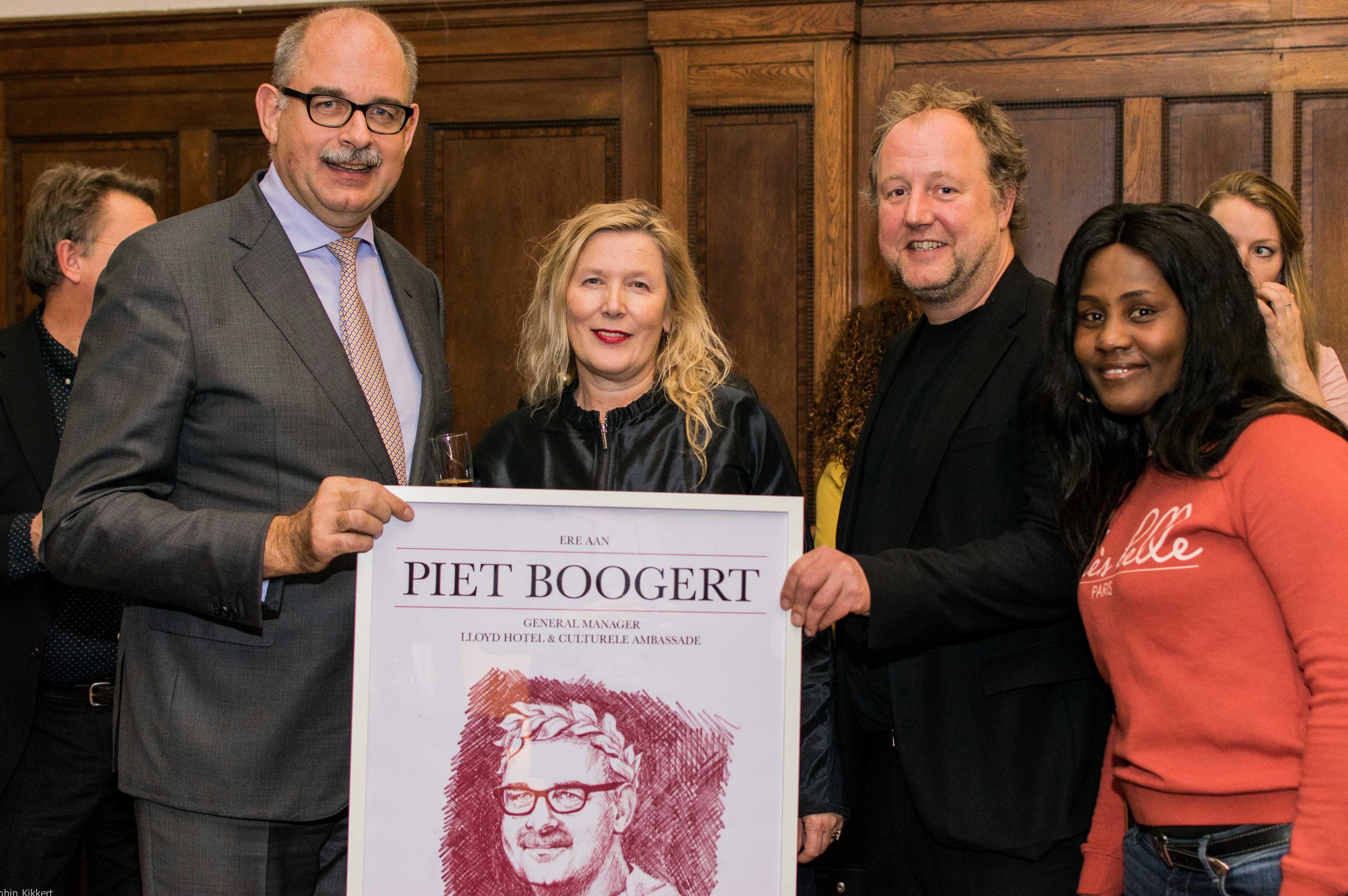 Piet Boogert (l) met artistiek directeur Suzanne Oxenaar en algemeen directeur Otto Nan van Llloyd Hotel.