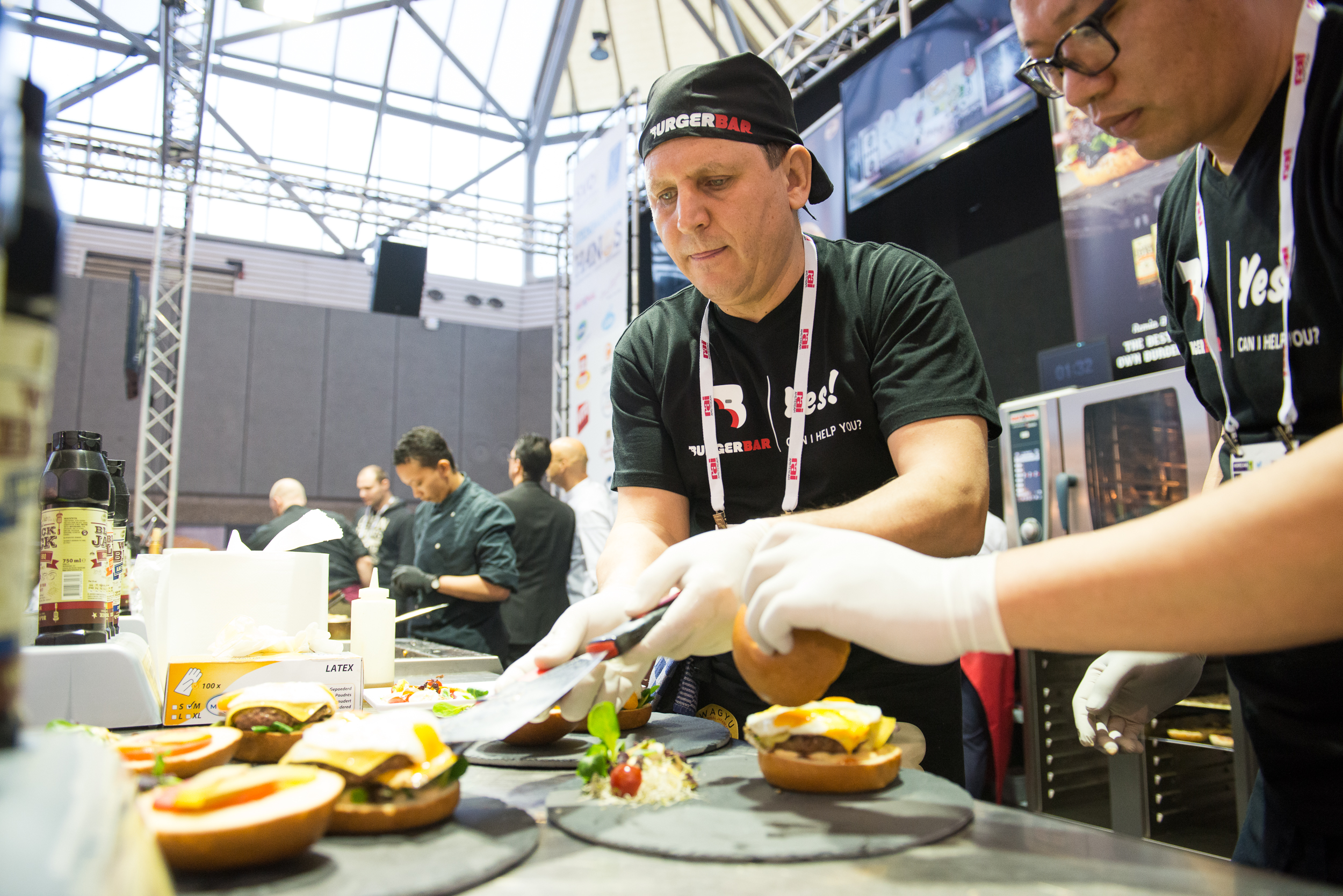 12 deelnemers strijden voor Lekkerste Hamburger Fastest