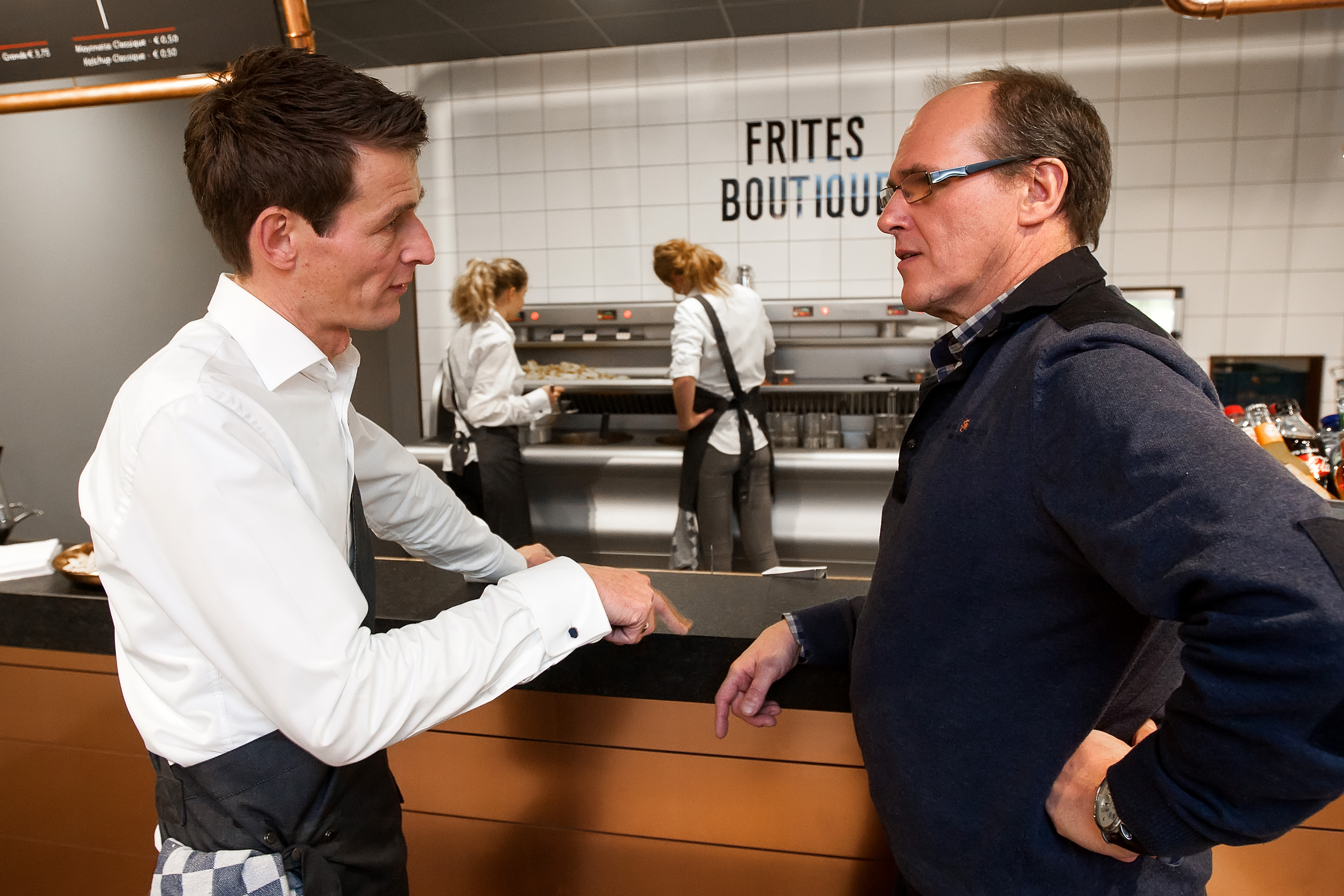 Fred Stevense (rechts) in gesprek met Raimond Rijken van Frites Boutique.