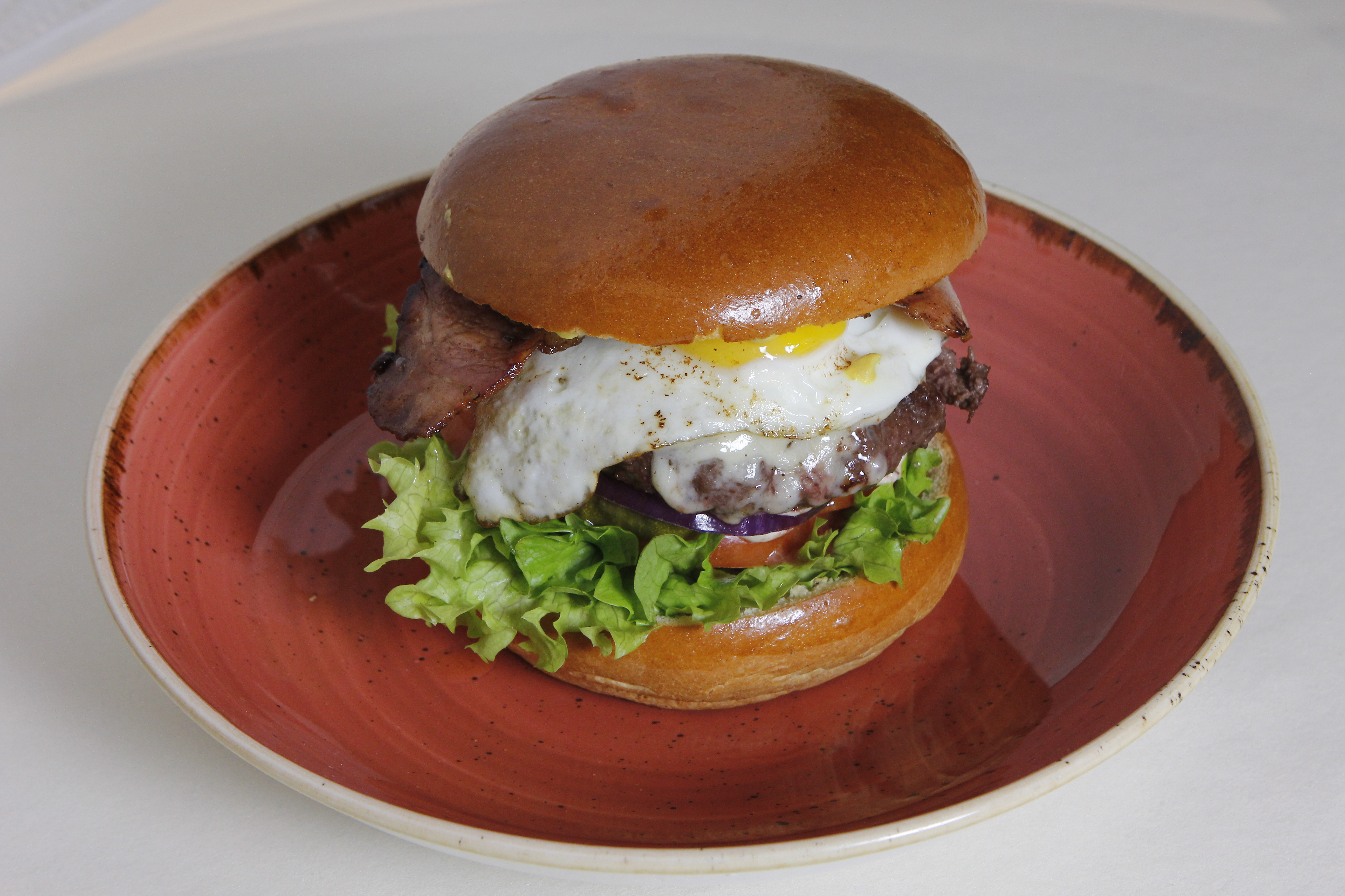 Soffree on Fifty-Four wint Lekkerste Hamburger Finest met 'De BZN'