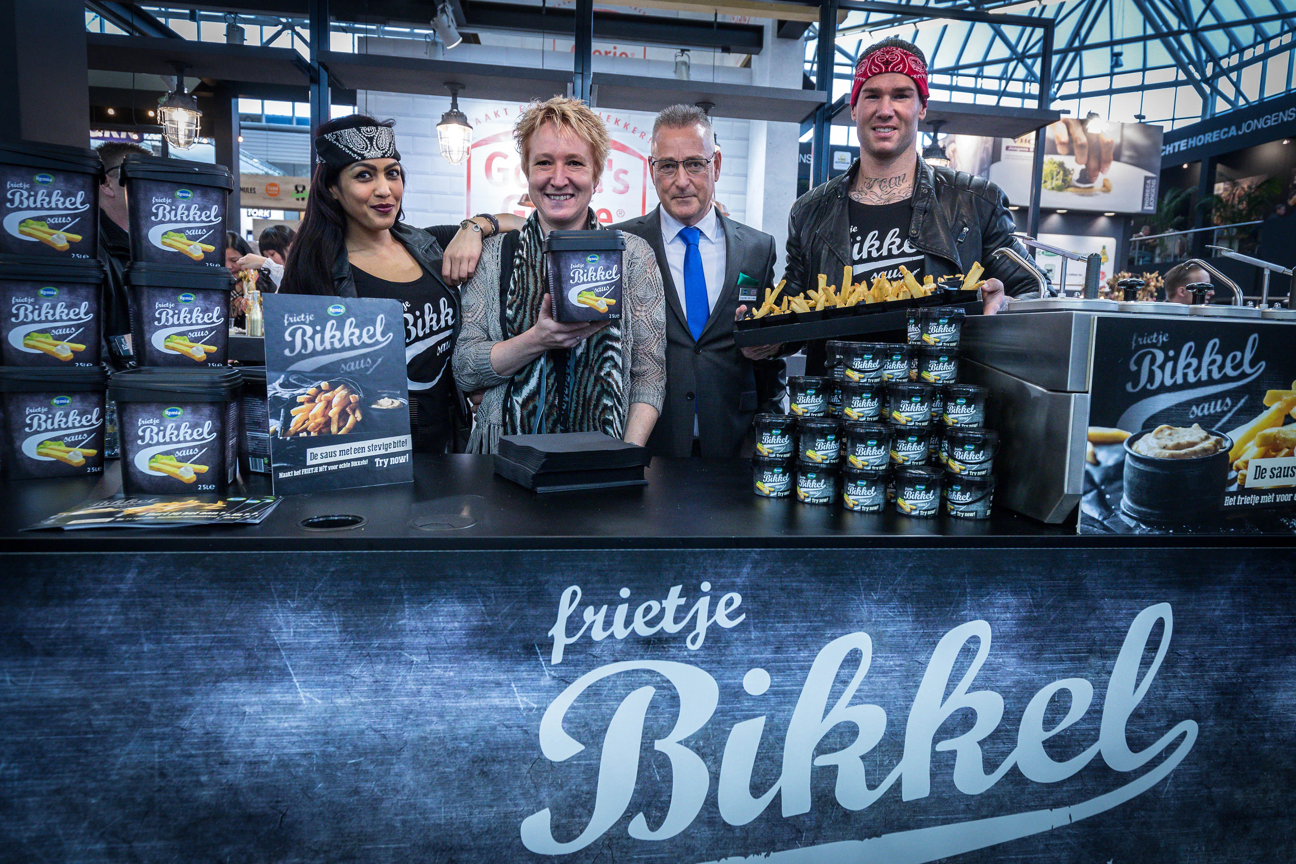 Gerda de Reus en Stephan van Leest met de Bikkelsaus. Foto: Diederik van der Laan.