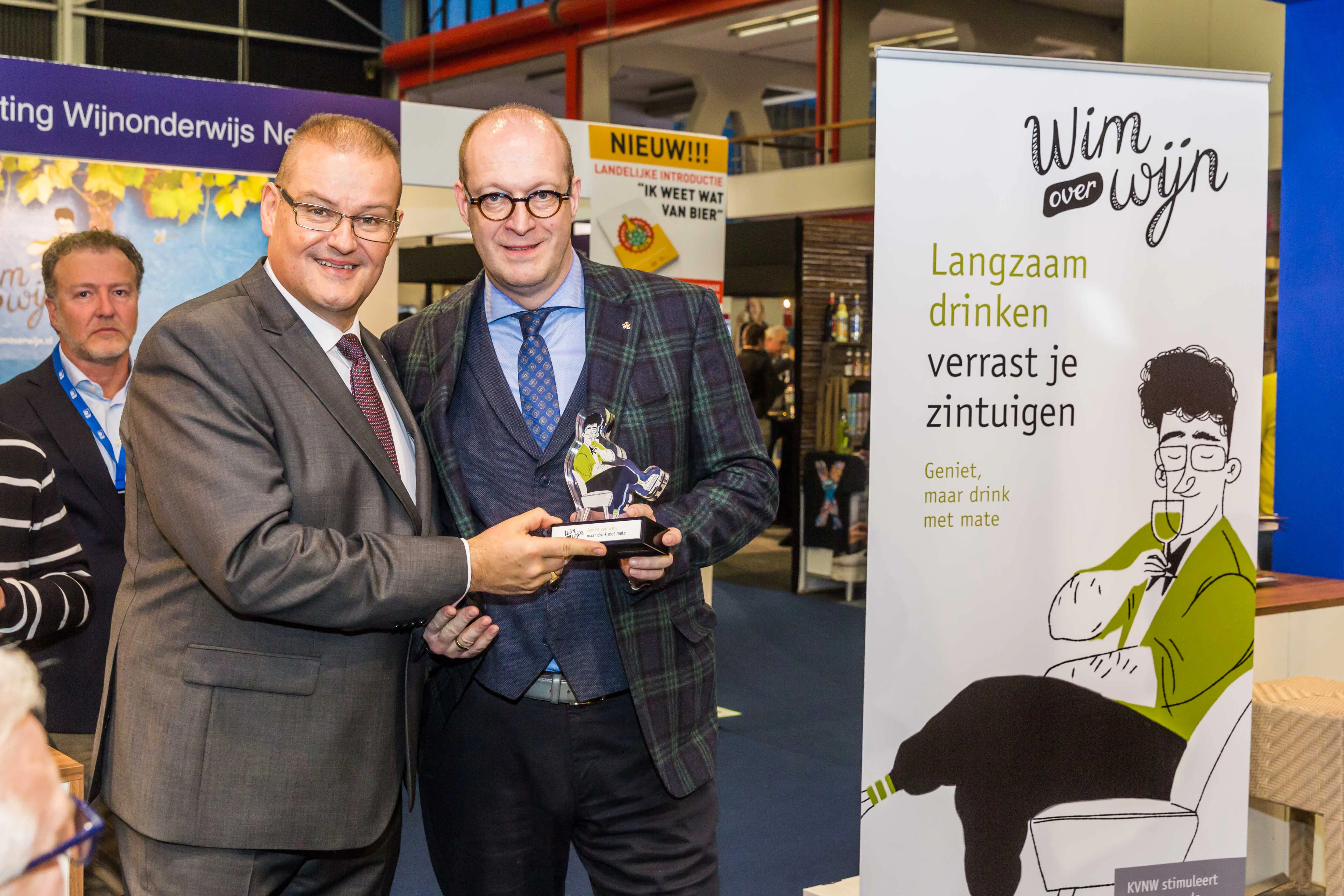 Petro Kools (r) ontvangt de onderscheiding van Toon Naber.