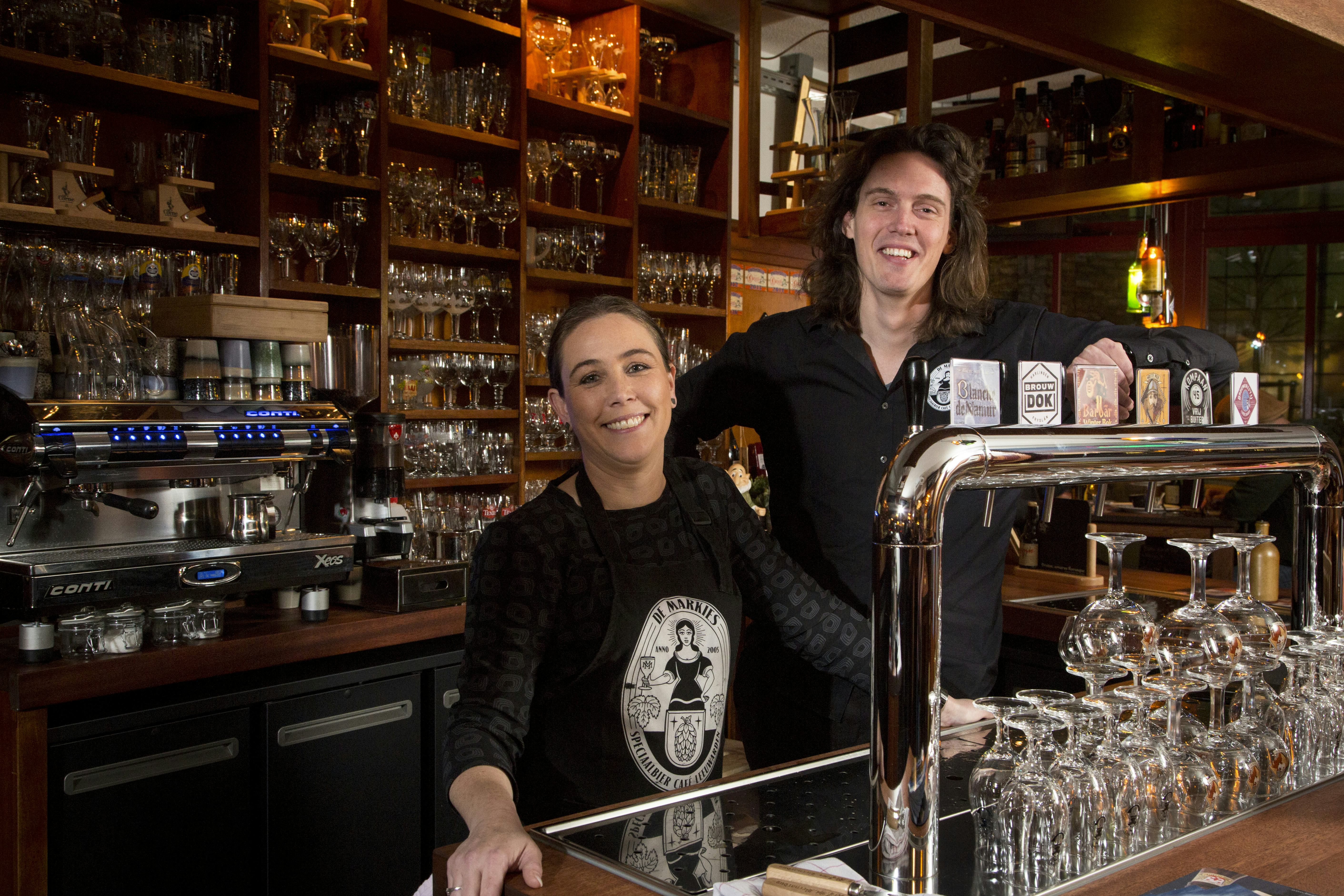 Michelle Beerstra en Menno Feenstra, eigenaren van biercafe De Markies in Leeuwarden.