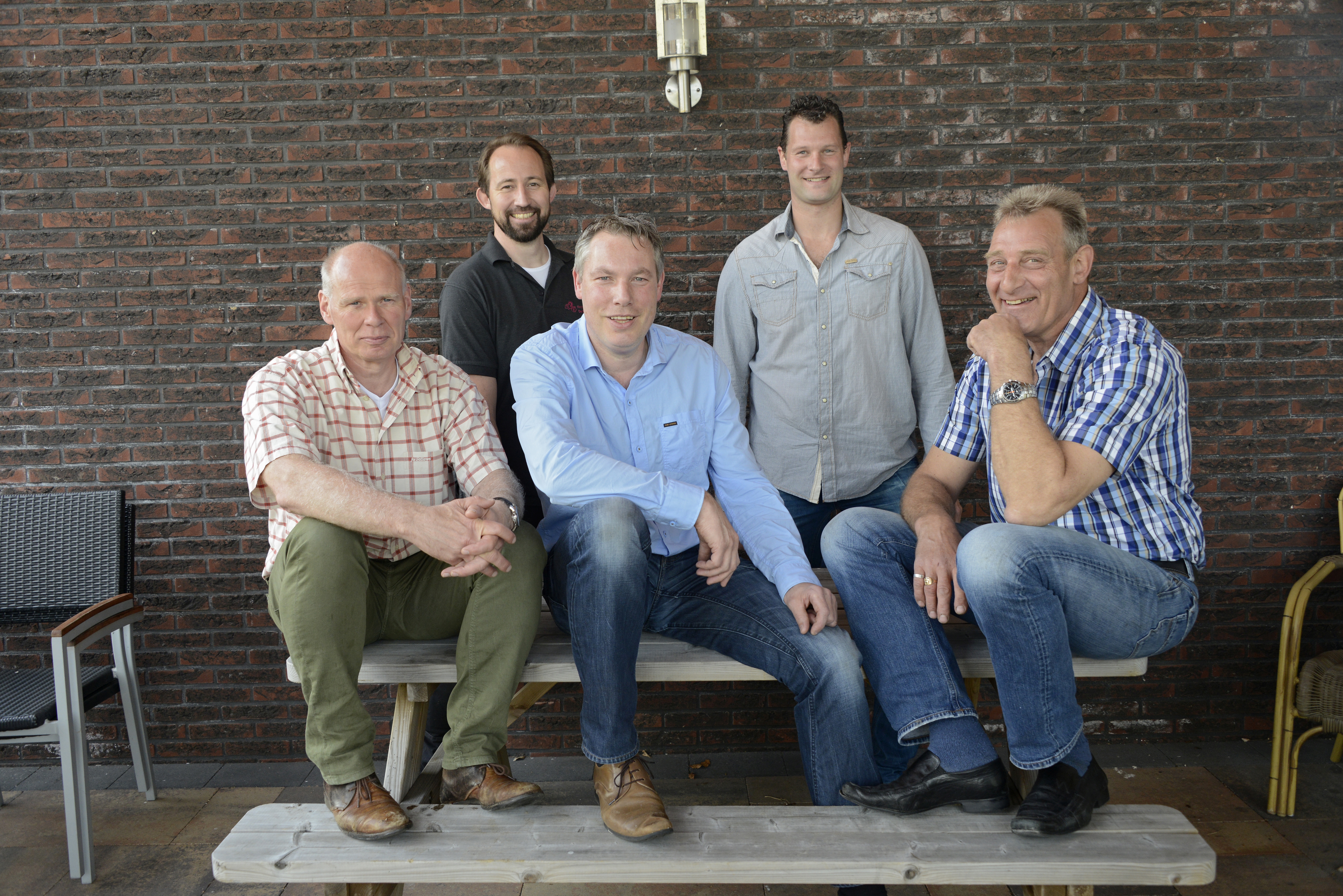 Door de krachten en -dus- de bierplas te bundelen, wisten de Overijsselse ondernemers hun hectoliterkorting flink op te schroeven. Vlnr achter: Remi Oosterveld en Martijn Onstwedder. Op de voorste rij Jos Kuin, Edwin Oosterga en Roelof Onstwedder. Alko Tolner ontbreekt op deze foto. 
