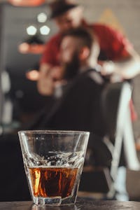 blurring, alcohol bij de kapper