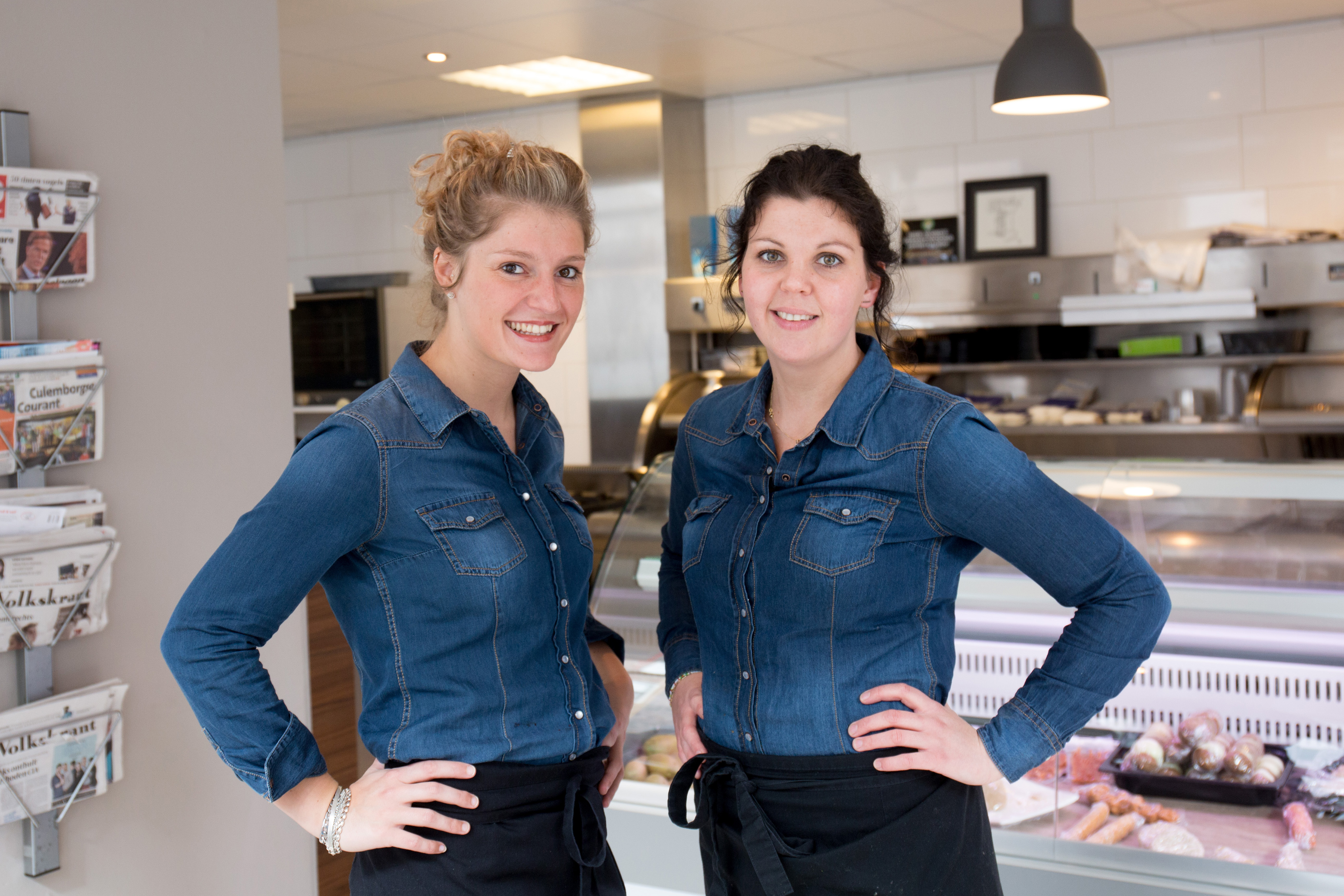 Anke Verlouw (donker haar) en Priscilla Smit, Lunchroom Oniveau