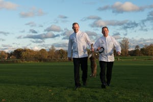 Michel van Riswijk en chef de cuisine Matthijs Mulder van Landhuishotel De Bloemenbeek