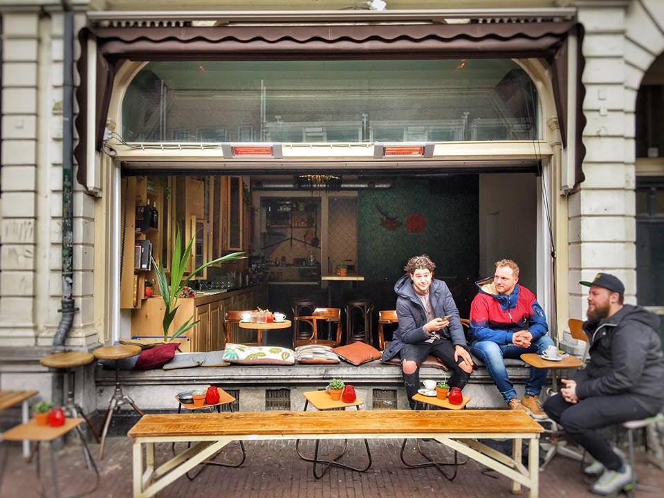 Café Brun in Utrecht: kunstig café met verrijdbare bar