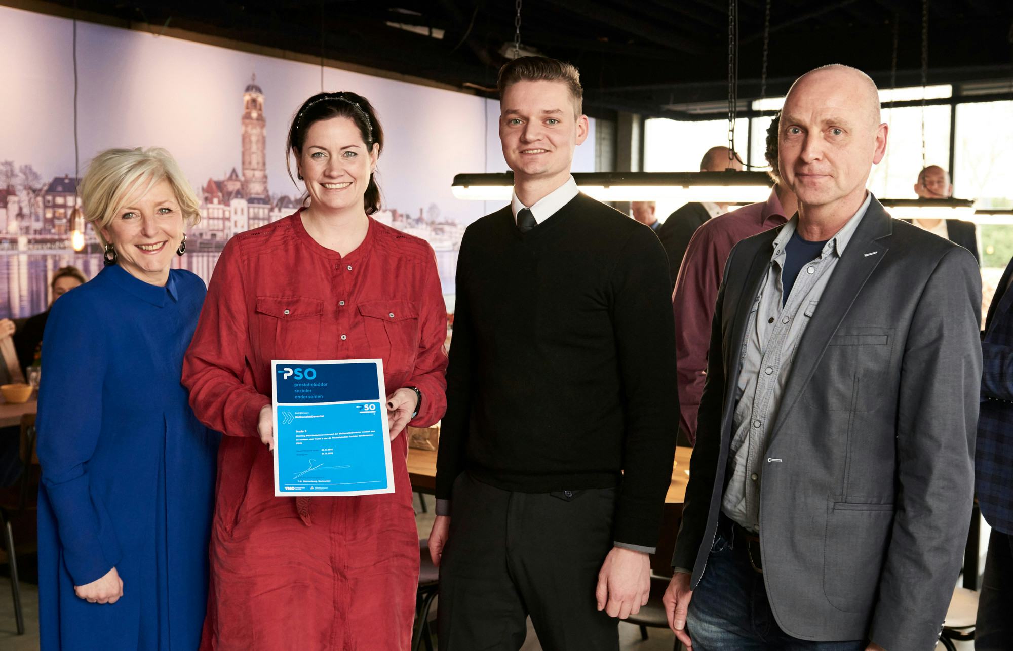 Vera Linskens (tweede van links) en Laurens Bontius (tweede van rechts) ontvingen uit handen van Vincent Leenders van PSO Nederland (geheel rechts) het PSO-certificaat. Naast hen Marjolein Reijs, directeur HR van McDonald’s Nederland (geheel links).