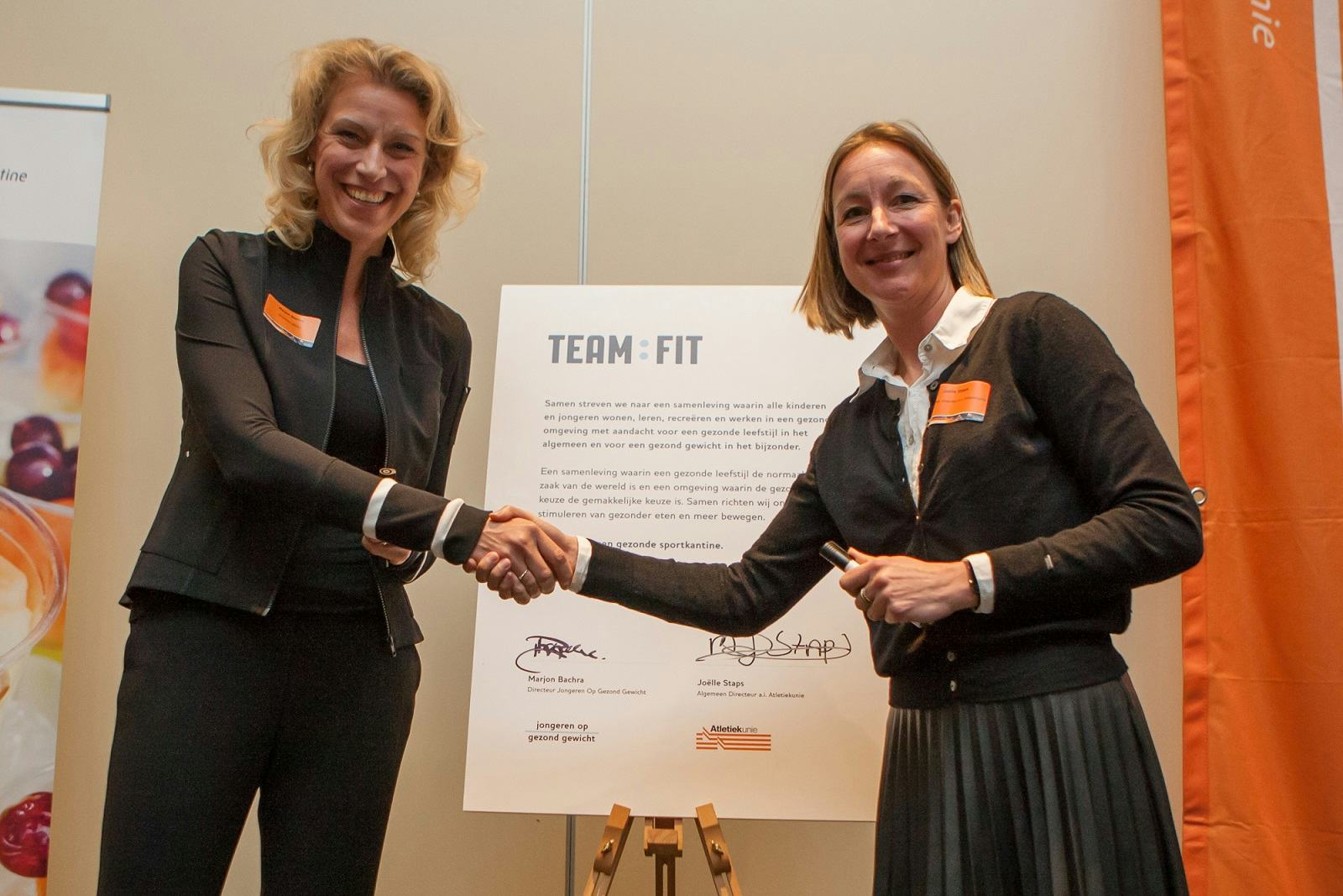 Marjon Bachra (directeur Jongeren Op Gezond Gewicht) en Joëlle Staps (directeur a.i. Atletiekunie)