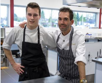 Leerling-kok en chef-kok zij aan zij in restaurant L'Entree van Hotelschool Venlo
