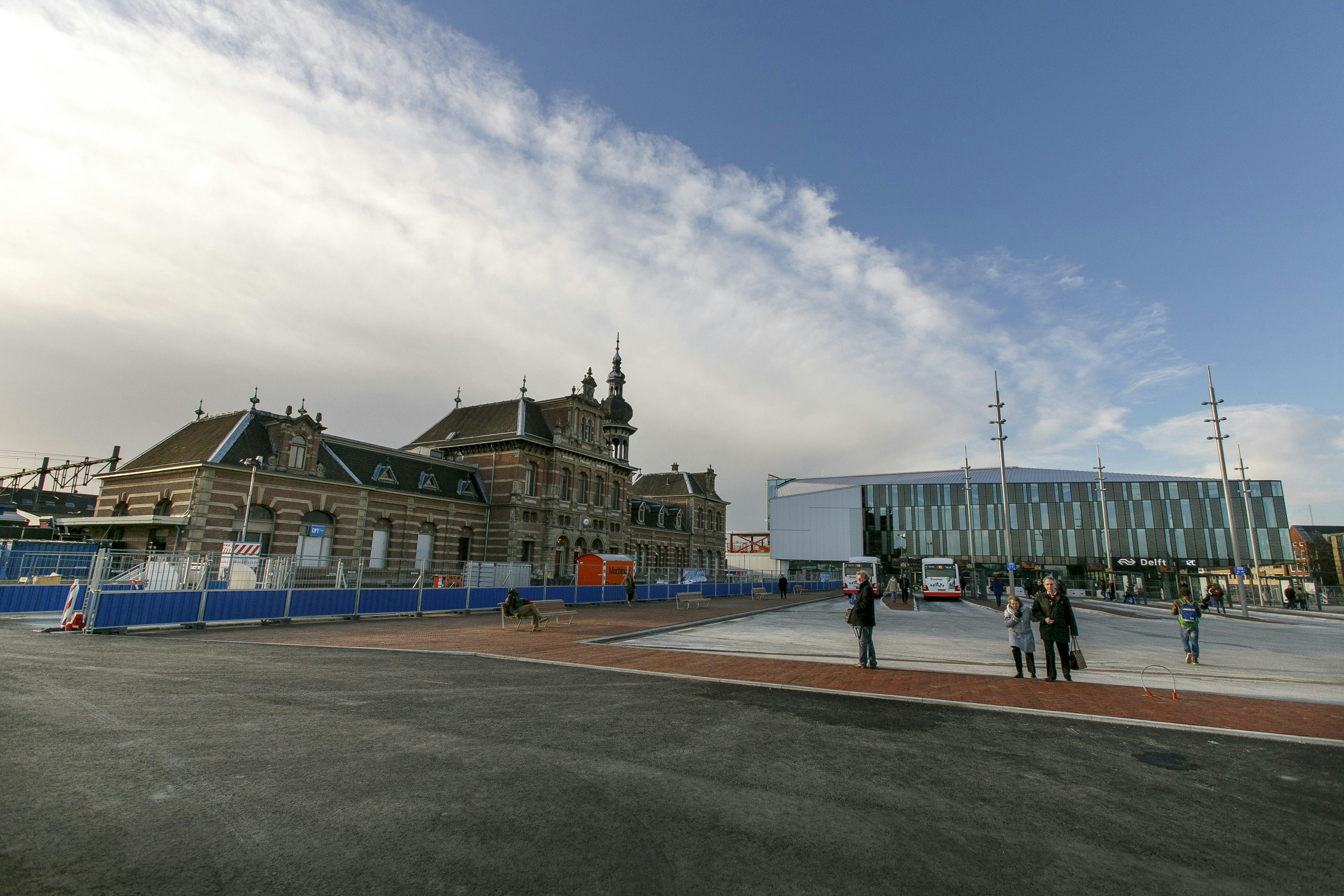 Het voormalige stationsgebouw in Delft (foto 2015)