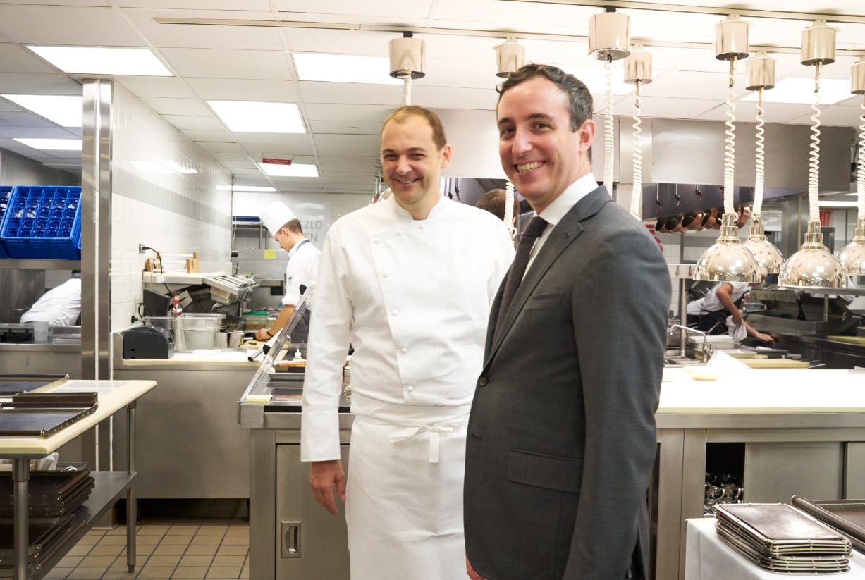 Daniel Humm (l) en voormalig compagnon Will Guidara in de keuken van Eleven Madison Park, tijdens het bezoek van Misset Horeca.