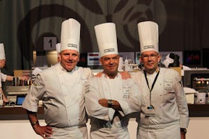 Jonnie Boer (l) met Paul Bocuse junior en Peter Goossens bij de Bocuse in Boedapest. 