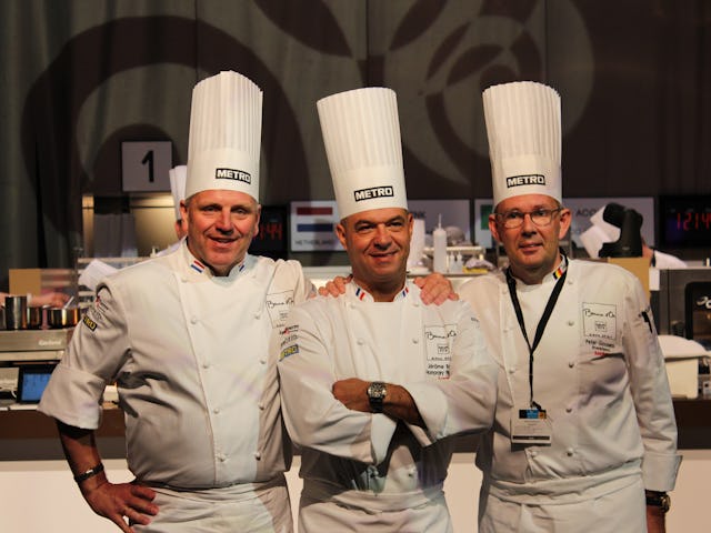Jonnie Boer (l) met Paul Bocuse junior en Peter Goossens bij de Bocuse in Boedapest. in 2016.