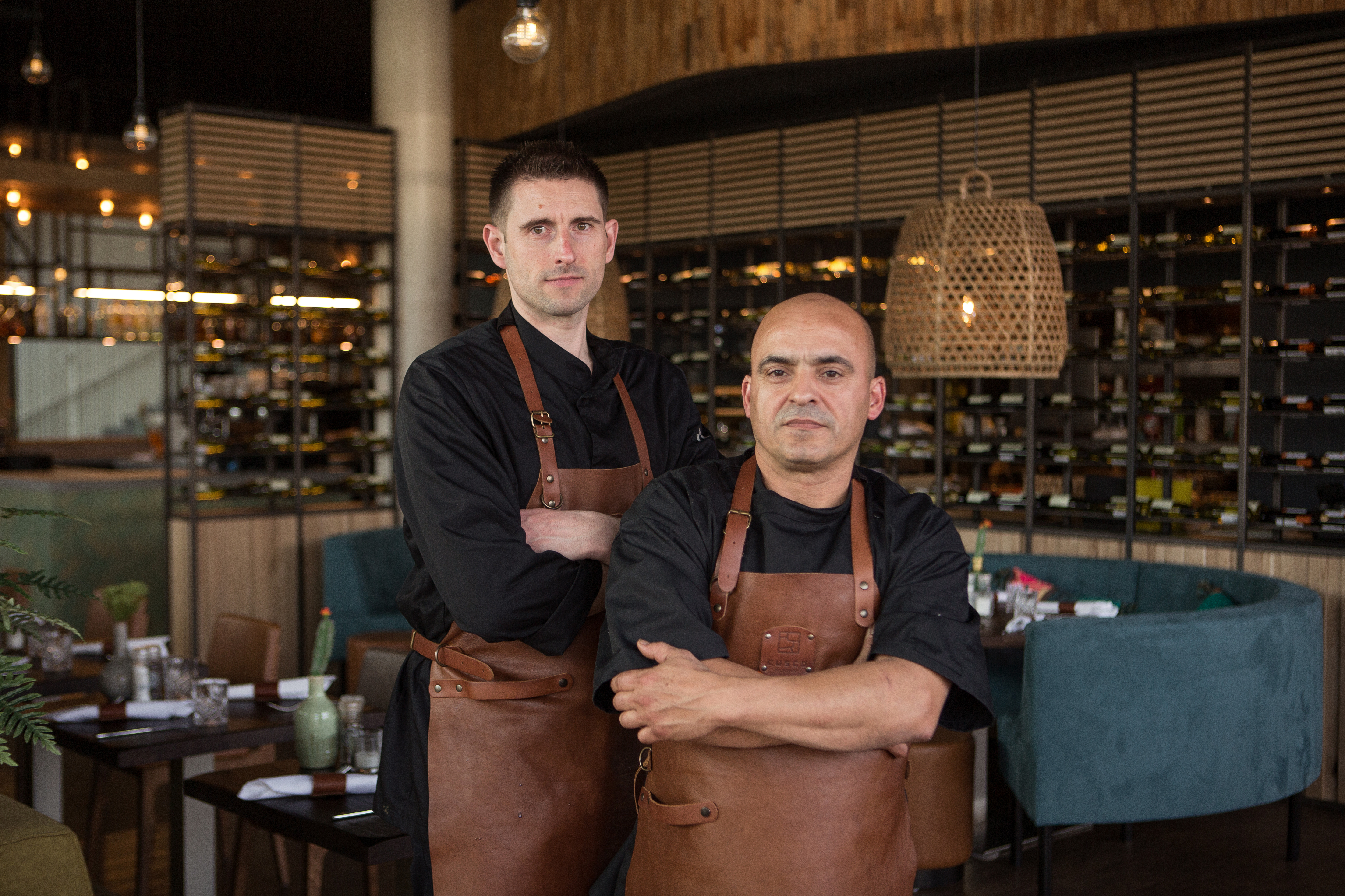 Chef-kok Vincent van Oijen (l) en Marcelo Trindade Lima (souschef) in Restaurant Cusco