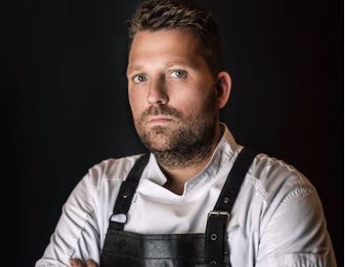 Nick Bril van The Jane** serveert gerechten op naaktmodel