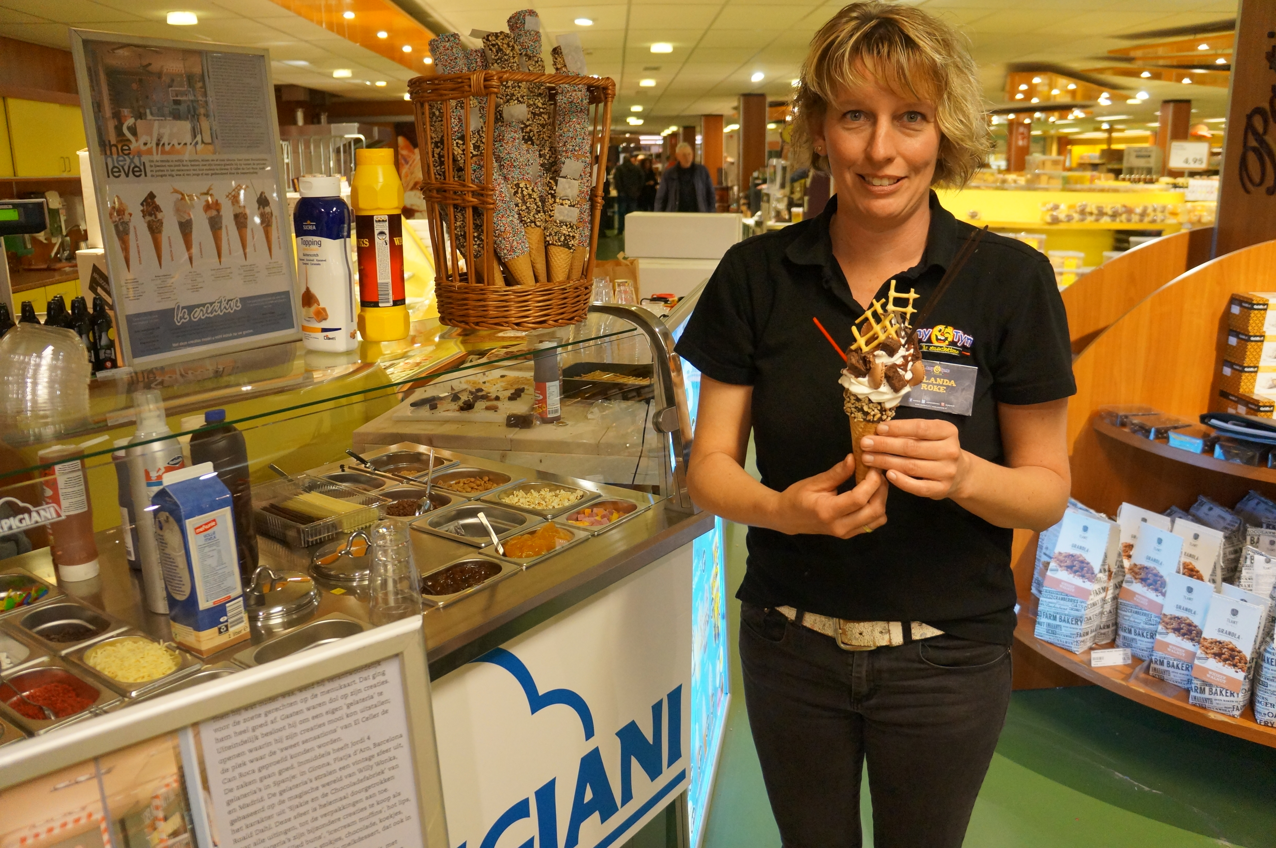 Jolanda Roke van AnyTyme presenteert een luxe softijsje dat onder de naam Le Creative nieuw in de markt is gezet. Het bestaat uit onderscheidende ijscreaties die beleving bieden. Het gaat om gepimpte ijshoorns met een mooie uitstraling. Er worden bijzondere ingrediënten gebruikt waaronder macarons, brownies, butterscotch, meringue en jelly snoepjes. 