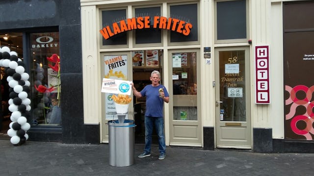 De Amsterdamse Foodmaster-ondernemer Simon Ilcken met zijn hygiëneprijs.
