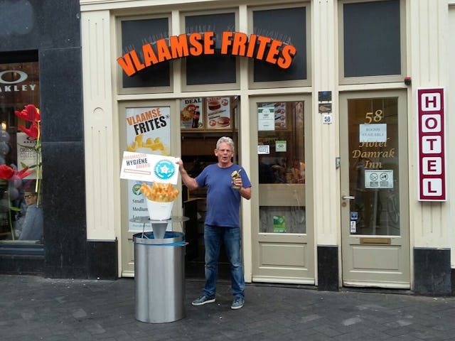 De Amsterdamse Foodmaster-ondernemer Simon Ilcken met zijn hygiëneprijs.