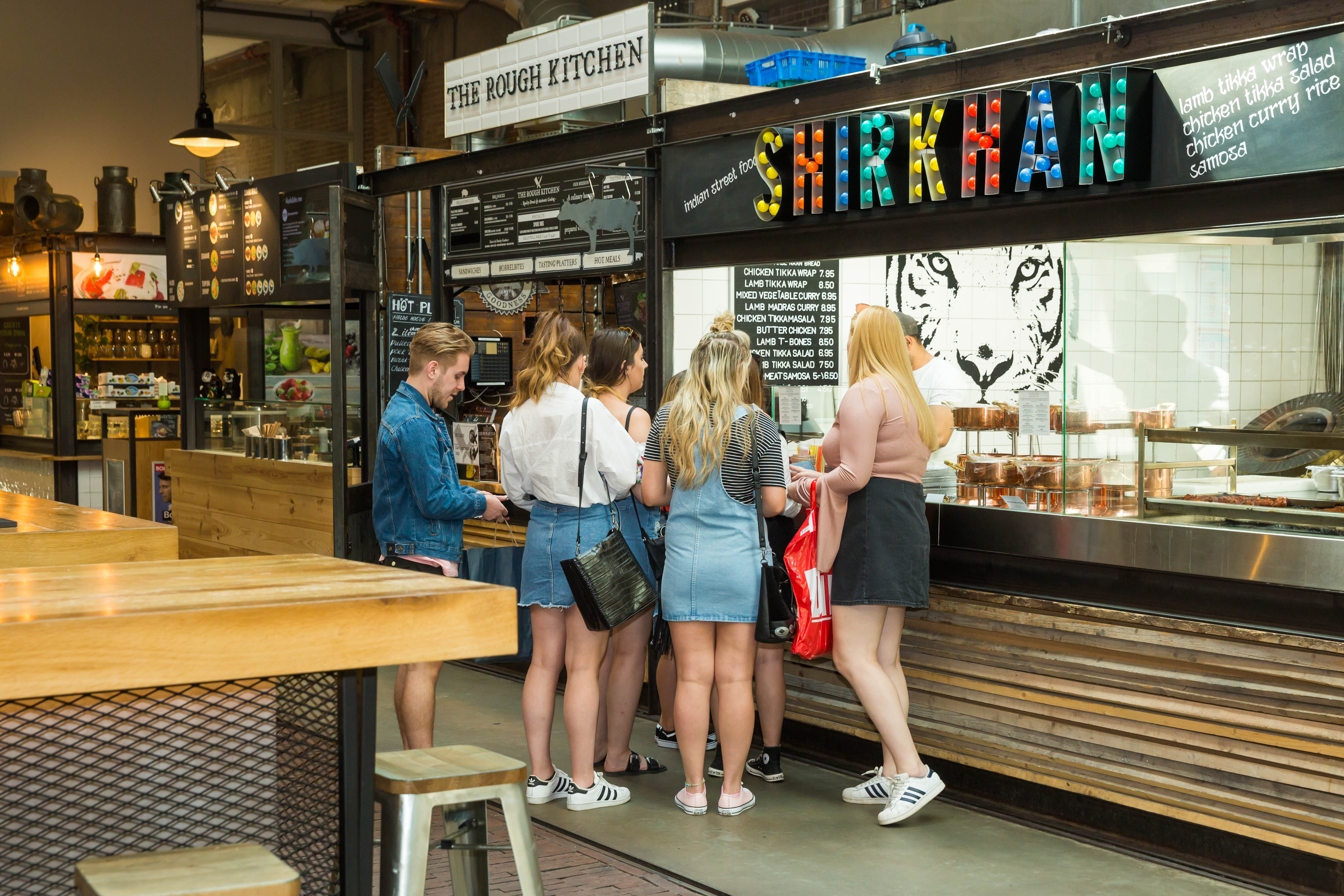 Iedere stand in de Foodhallen is uniek en samen zorgen ze voor een breed aanbod: van Frans, Peruaans, sushi, taco's, pizza's tot groenten en wafels. Streetfood van hoog niveau; dat is het credo.