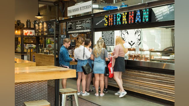 Iedere stand in de Foodhallen is uniek en samen zorgen ze voor een breed aanbod: van Frans, Peruaans, sushi, taco's, pizza's tot groenten en wafels. Streetfood van hoog niveau; dat is het credo.