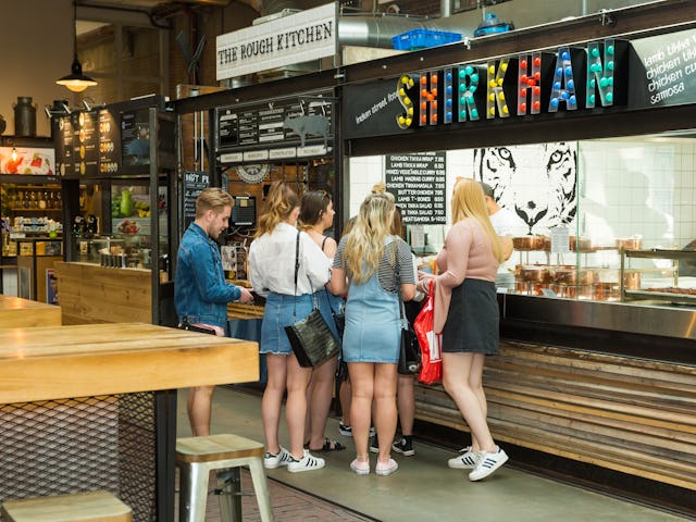 Iedere stand in de Foodhallen is uniek en samen zorgen ze voor een breed aanbod: van Frans, Peruaans, sushi, taco's, pizza's tot groenten en wafels. Streetfood van hoog niveau; dat is het credo.