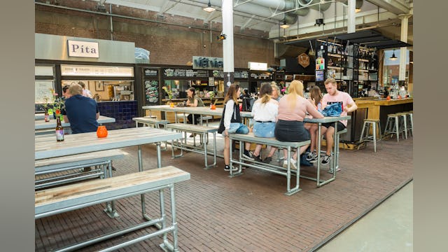 De Hallen Amsterdam, waar de Foodhallen onderdeel van is, werd drie jaar geleden geopend in de voormalige tramremise in Oud-West, een monumentaal pand waar lang geleden de eerste elektrische trams werden onderhouden.