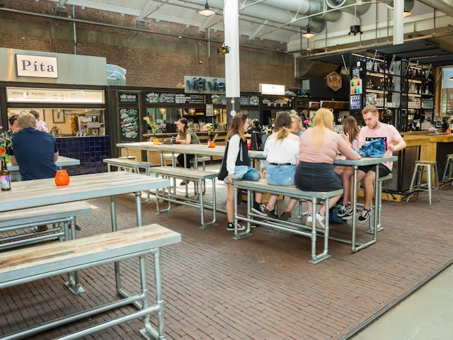 De Hallen Amsterdam, waar de Foodhallen onderdeel van is, werd drie jaar geleden geopend in de voormalige tramremise in Oud-West, een monumentaal pand waar lang geleden de eerste elektrische trams werden onderhouden.