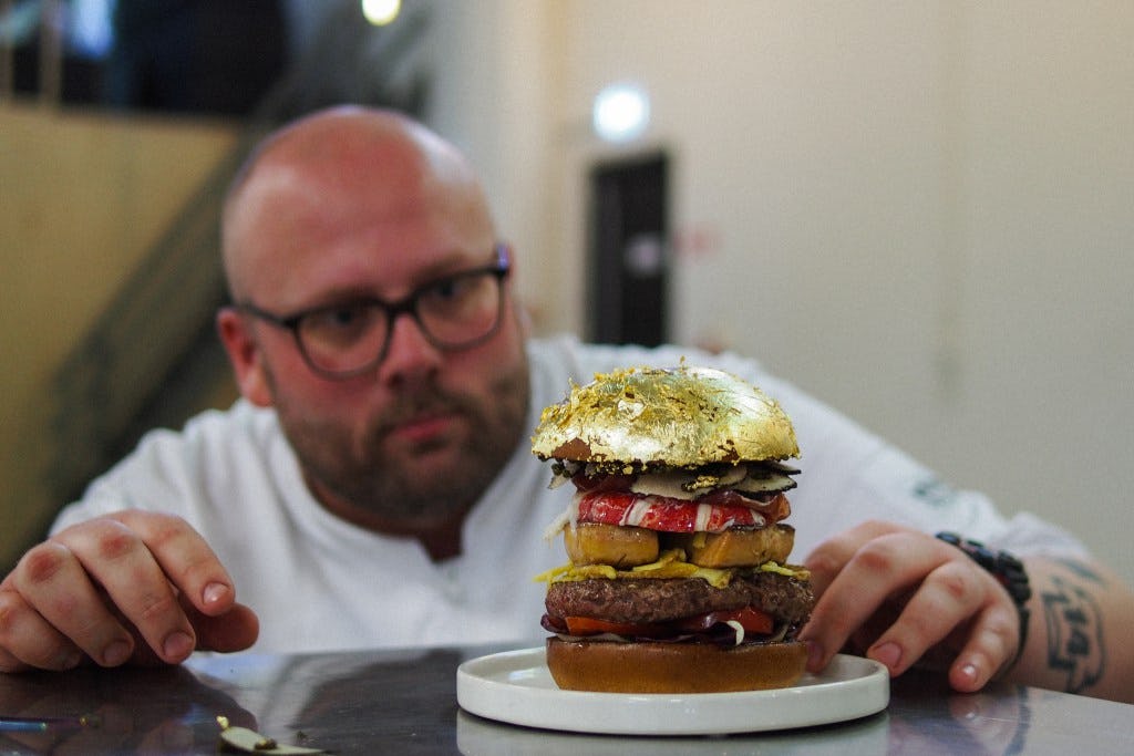 Hamburgerkoning Diego Buik zet hamburger van 2050 euro op de kaart
