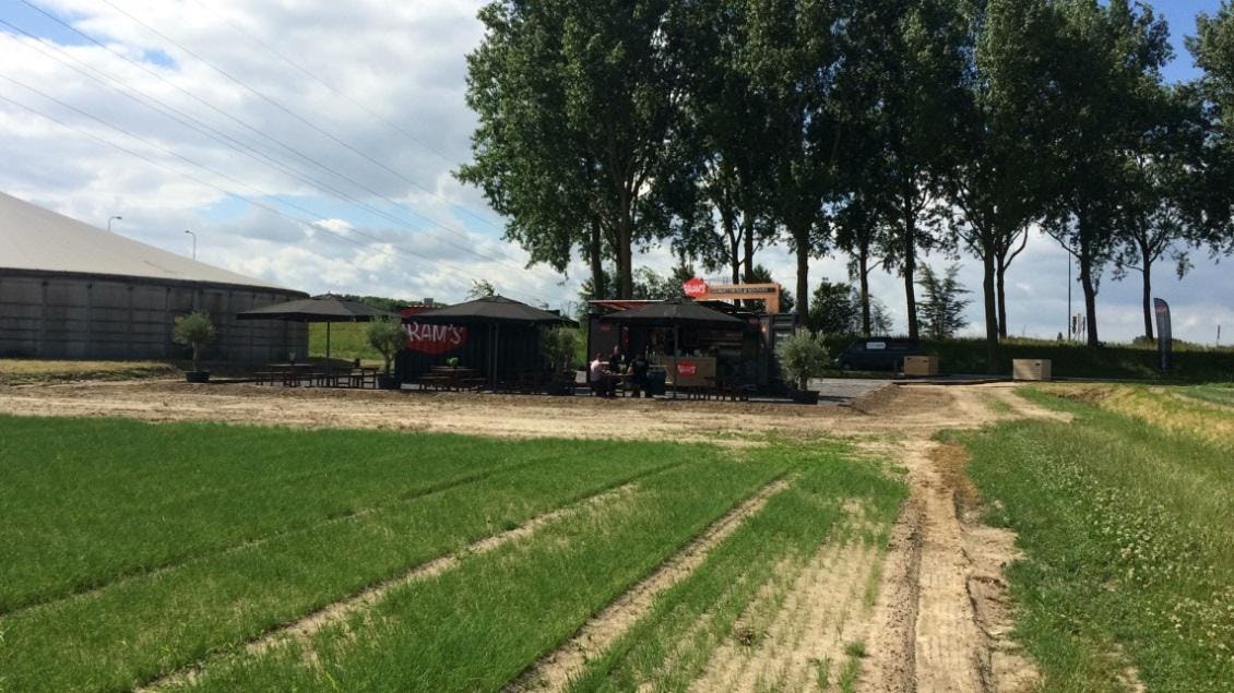 Bram's bakt friet tussen de aardappelvelden; verser kan bijna niet.