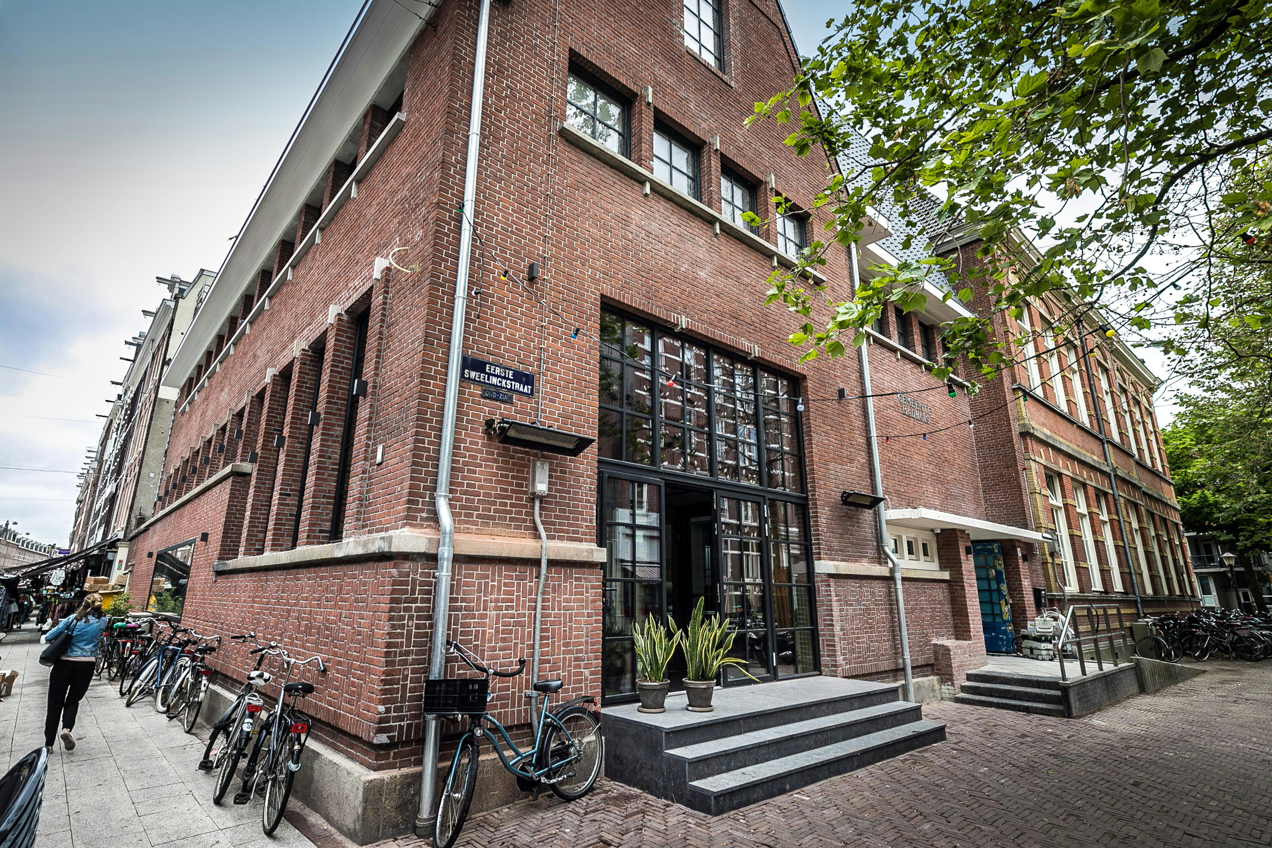 Het restaurant zit gevestigd in het voormalige muziekpodium De Badcuyp in Amsterdam. (c) Diederik van der Laan