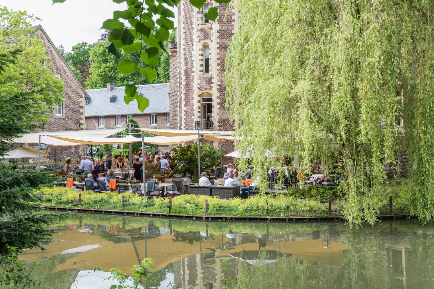 Het fraaie Kasteel TerWorm heeft het beste terras van Limburg.