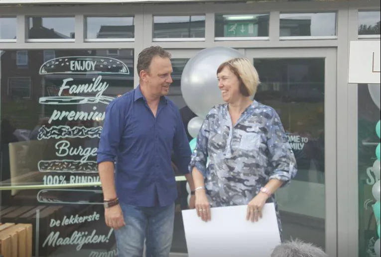 Henk en Annette van Lenten voor hun nieuwe zaak.
