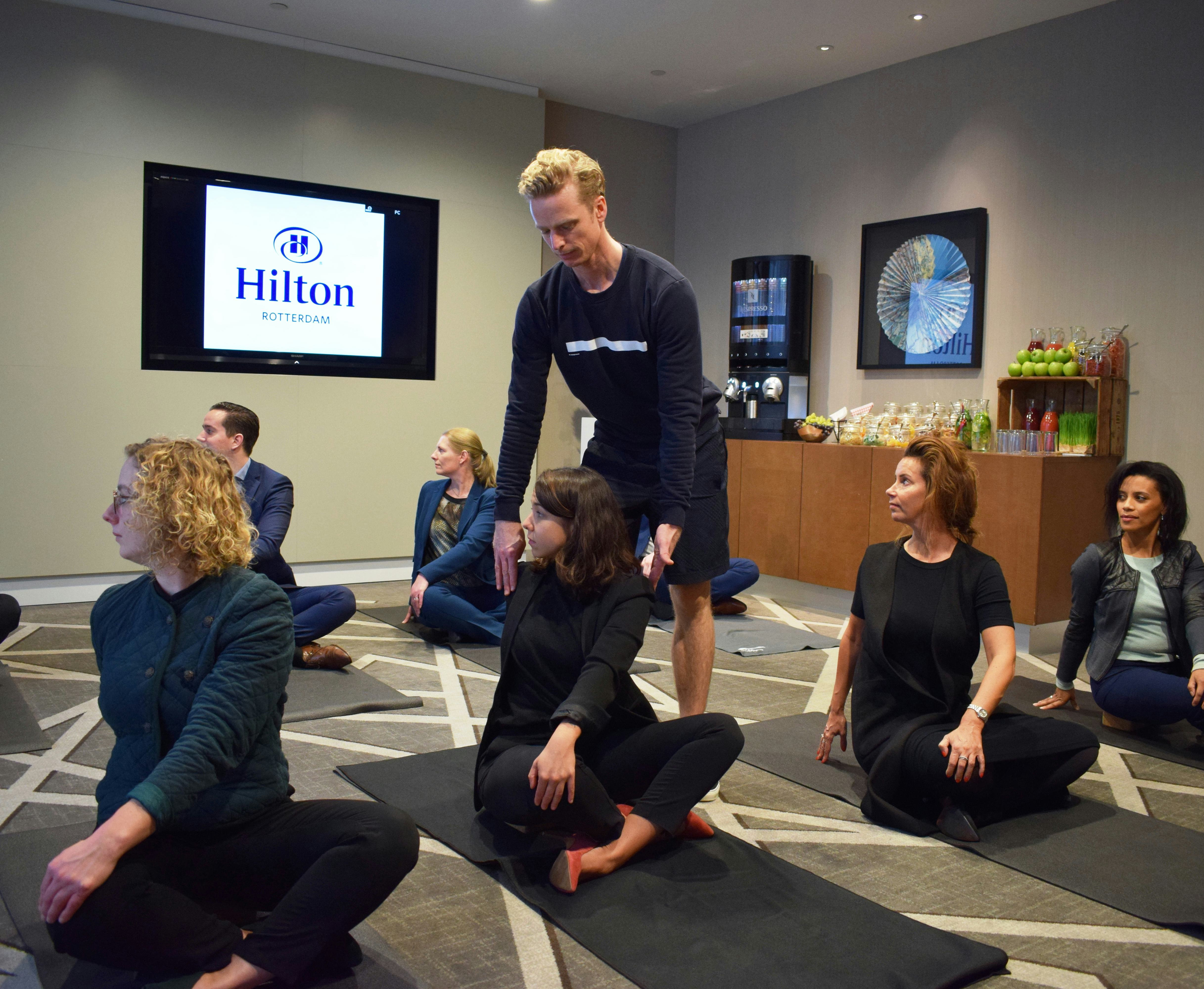 Hilton Rotterdam: yoga en powerfood voor vergaderaars