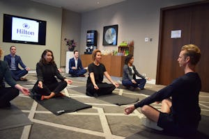 Hilton Rotterdam: yoga en powerfood voor vergaderaars