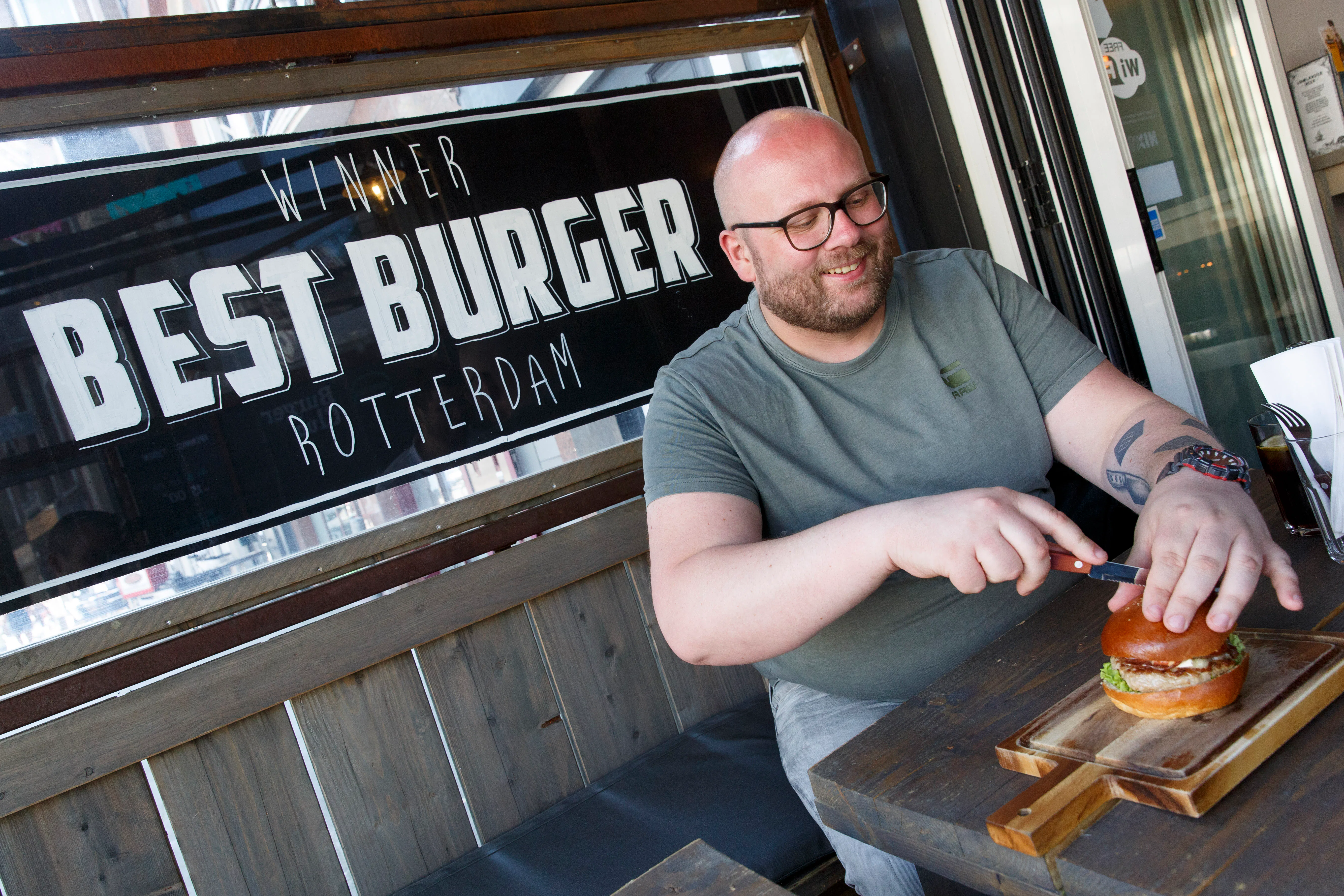 (c) Roel Dijkstra / Foto: Joep van der Pal
Rotterdam - Tour langs 3 hamburger restaurants met Diego Buik - Restaurant Burger Club