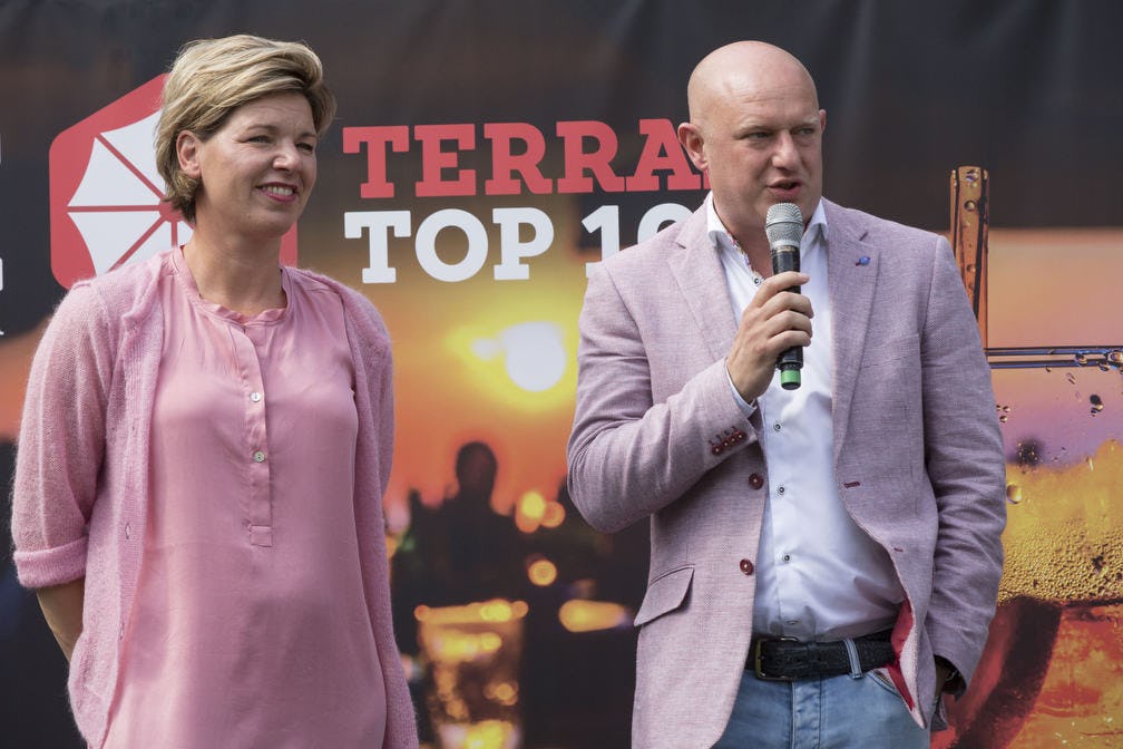 Gastvrouw en - heer Lisette en Koen Bakker van Het Hooihuis, winnaars van de Terras Top 100 2016.