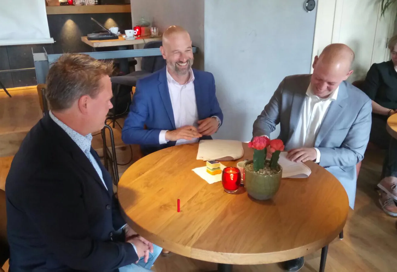Eddy Schouten, voorzitter van de stichting ‘Nix18 in Utrecht’ (links), Victor Everhardt, wethouder volksgezondheid gemeente Utrecht (midden) en Paul Haarsma-Bakker, penningmeester van de stichting ‘Nix18 in Utrecht’.